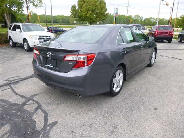 2014 Toyota Camry SE 4dr Sedan